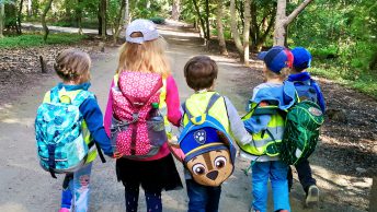 Kinder gehen einen Weg im Forstbotanischen Garten entlang.